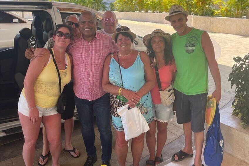 Familia que viaja segura con nosotros disfrutando de la belleza de Puerto Plata 3