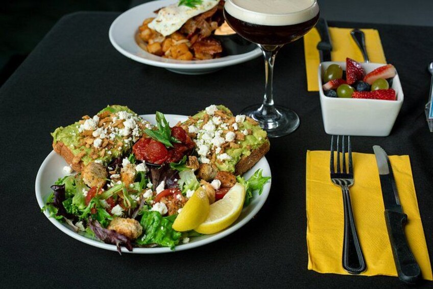 Un pasto con insalata, pane tostato e una bevanda su un tavolo. 2