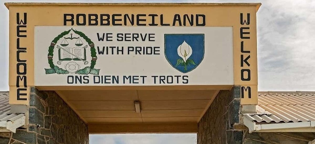 A welcome sign with 'Robbeneiland' and 'Welkom' indicating a location. 1