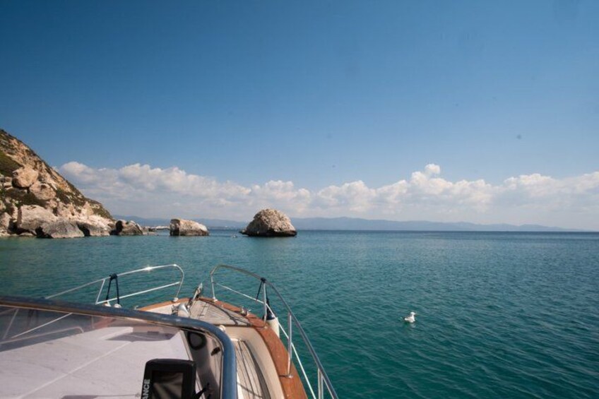 Experience in a typical gozzo between hidden coves and aperitif 4