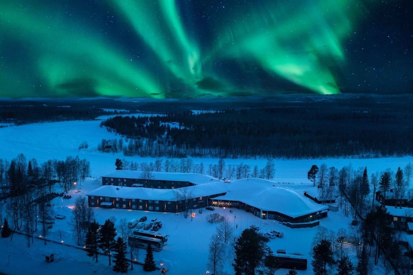 Ivalo: Northern Lights Minibus Tour with Snacks 1