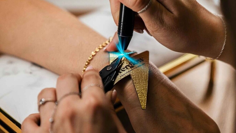 Colmar: Application of a permanent stainless steel bracelet 1