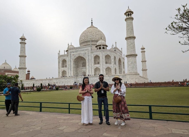 Taj Mahal -mausoleumi, jossa on neljä minareettia ja suuri keskusdome. 4