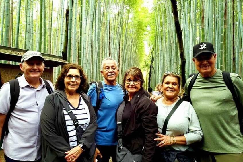 Un grupo de personas de pie en un bosque de bambú. 1