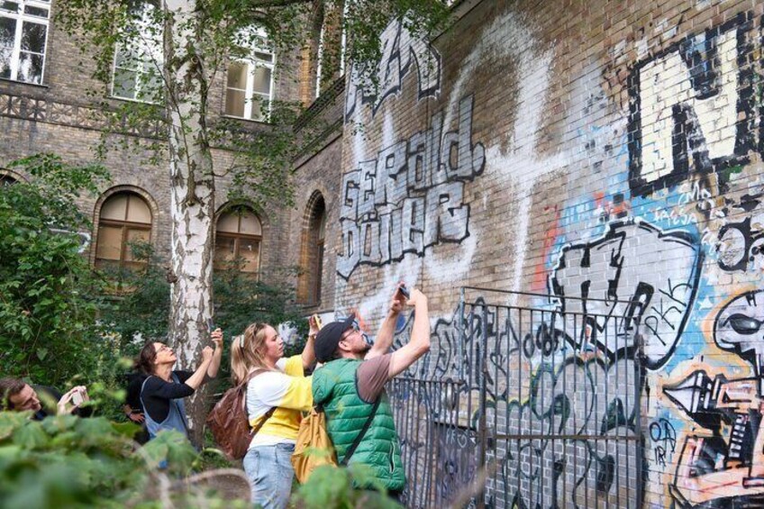 Colorful neighborhood tour Kreuzberg with insider 1