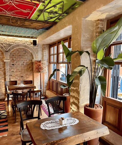 L’intérieur de ce café rustique est caractérisé par des murs en briques, des meubles en bois et de grandes fenêtres. 5