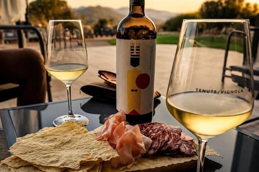 Wine tasting in Gallura with typical products 2
