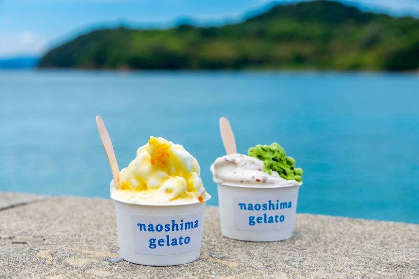 Dos vasos de helado de Naoshima, con una masa de agua y colinas al fondo. 5