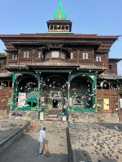 Picture 1 for Activity Srinagar Old City Heritage Walking Tour with Kahwa Tea 2
