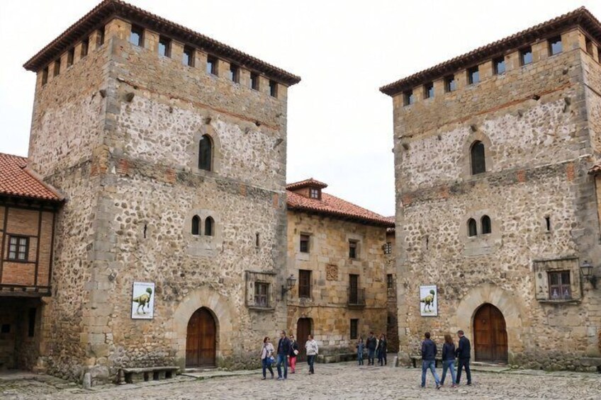 Private Customizable Historical Walk in Santillana del Mar 2
