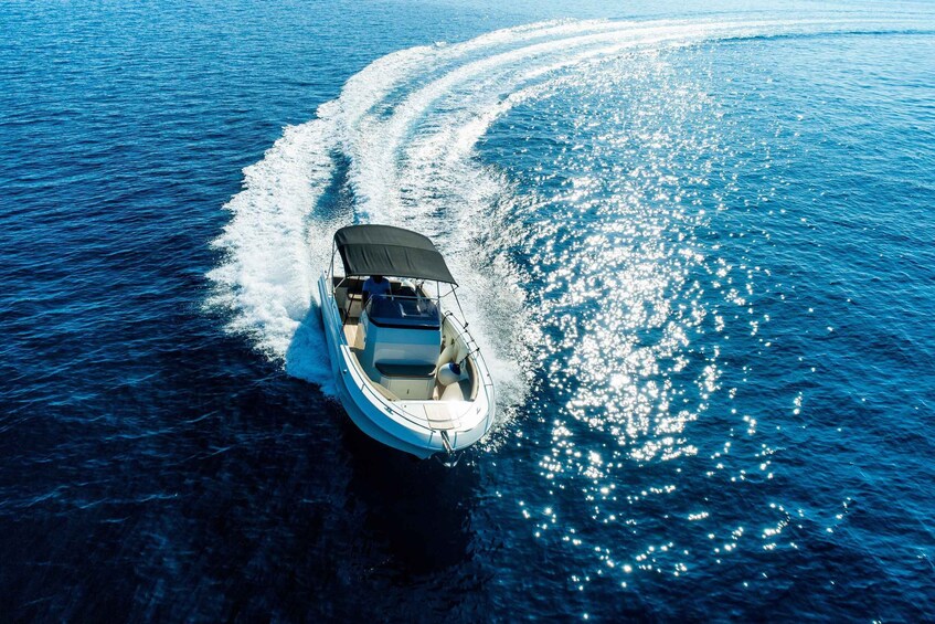 A boat creating a wake in the ocean. 4