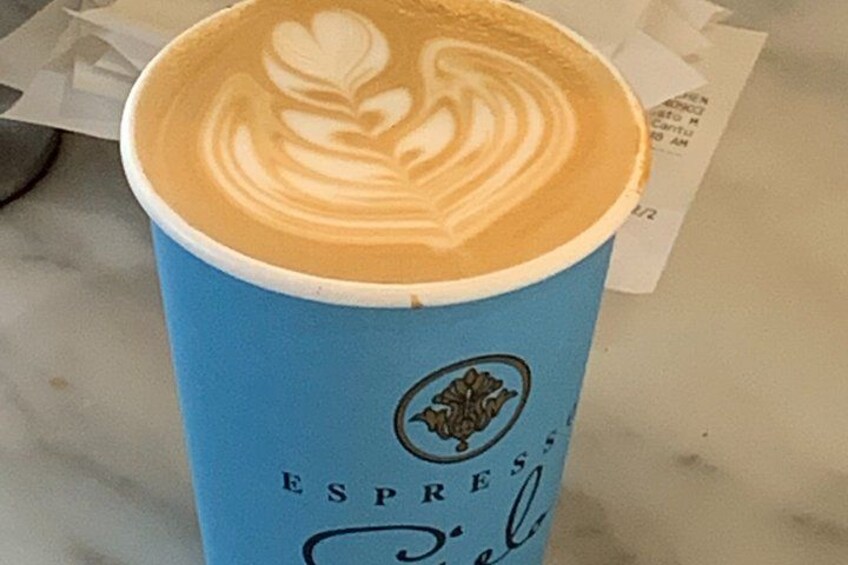 En blå kopp med en kaffelogotyp och ordet ”ESPRESSO” på. 4