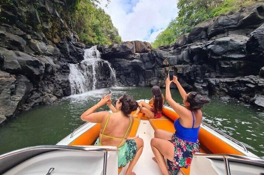 Speedboat Adventure to Île aux Cerf with Lunch, drink & waterfall 1