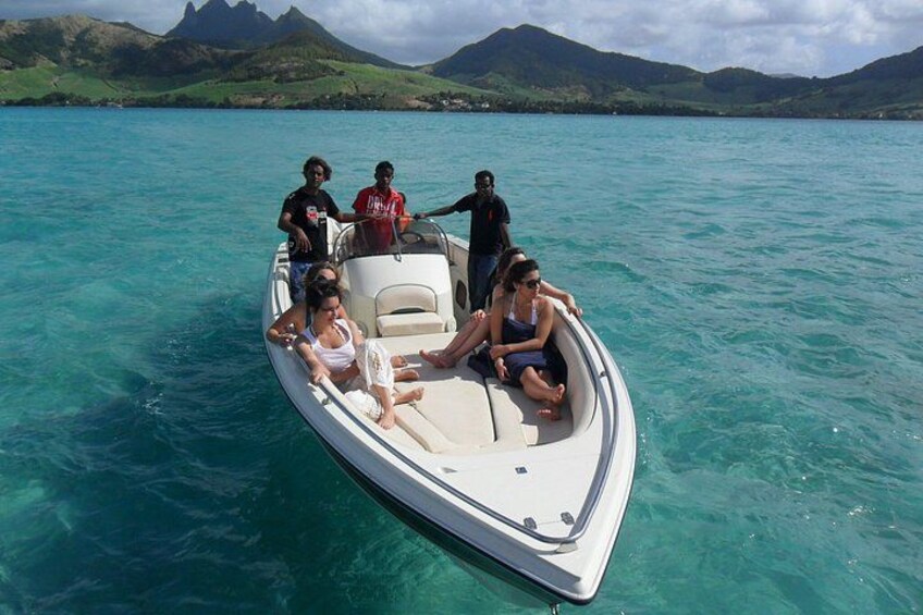Speedboat Adventure to Île aux Cerf with Lunch, drink & waterfall 2