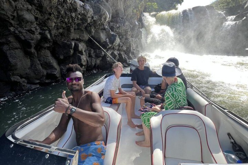 Speedboat Adventure to Île aux Cerf with Lunch, drink & waterfall 2