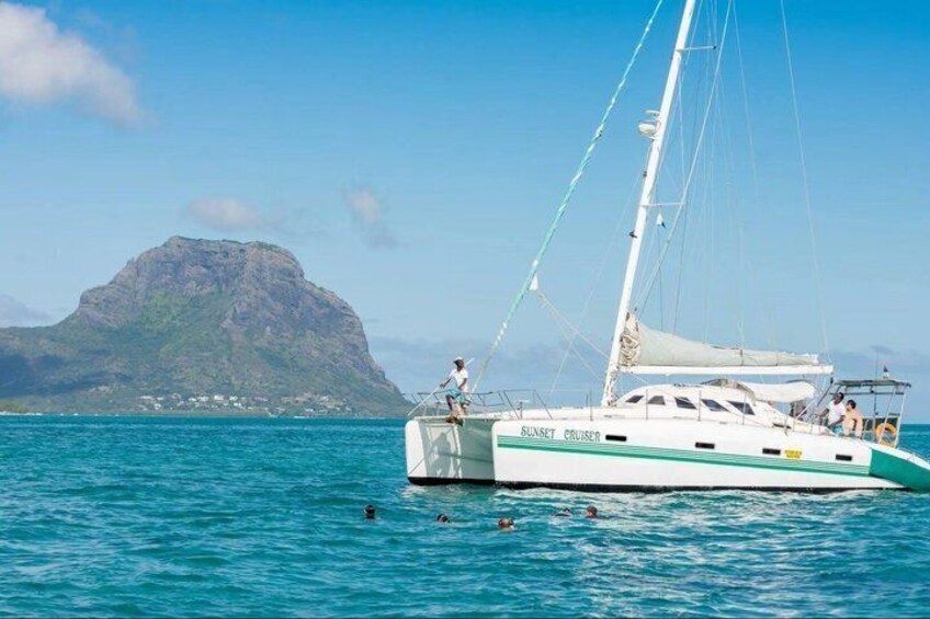 Catamaran Cruise to Île aux Bénitier with BBQ Lunch and Open Bar 4