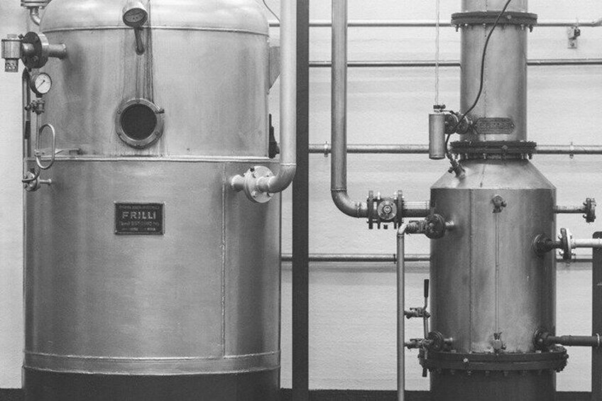 Family-Led Distillery Tour with 7 Wine & Spirit Tastings 1