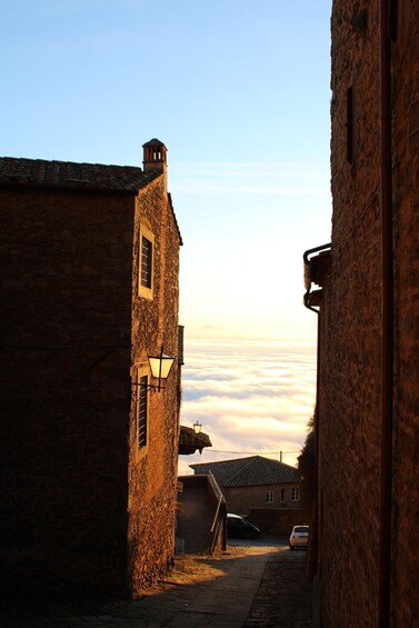 Picture 1 for Activity Cortona: Guided walking tour of the Etruscan village among its alleyways and history 2
