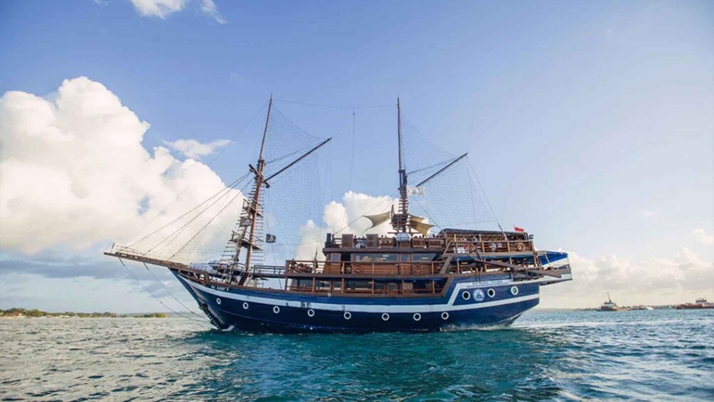 Picture 1 for Activity Bali: Pirate Dinner Cruise with Optional GWK Park Visit 4