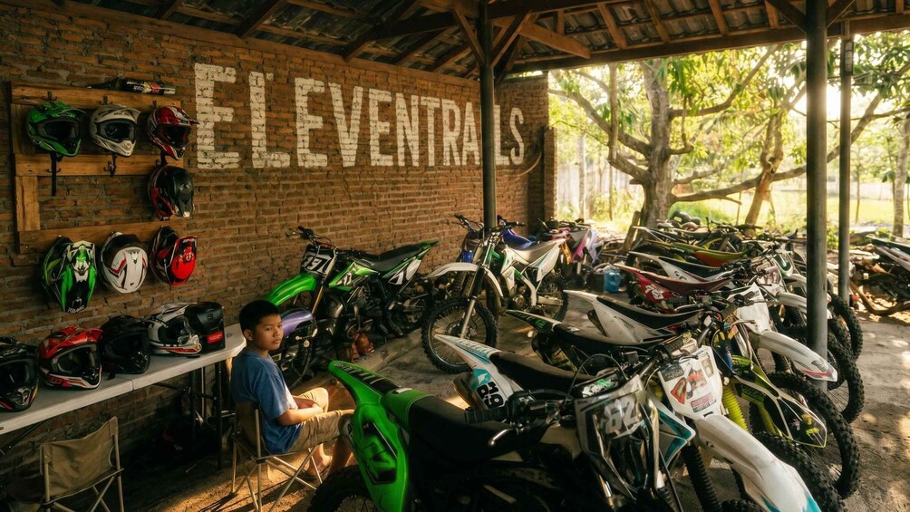 A covered area with a brick wall and a sign reading 'ELEVENTRAS'. 3