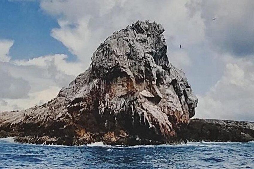 Una isla rocosa rodeada de aguas azules. 2