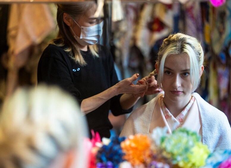 En person får lagt hår i en frisørsalon. 4