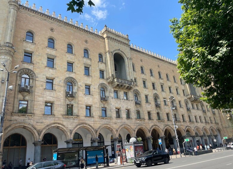 Un edificio storico con finestre ad arco e un ingresso centrale. 2