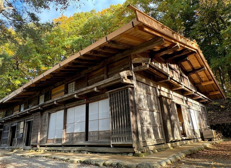 Perinteinen japanilainen puurakennus, jossa on kalteva katto ja suuret ikkunat. 3
