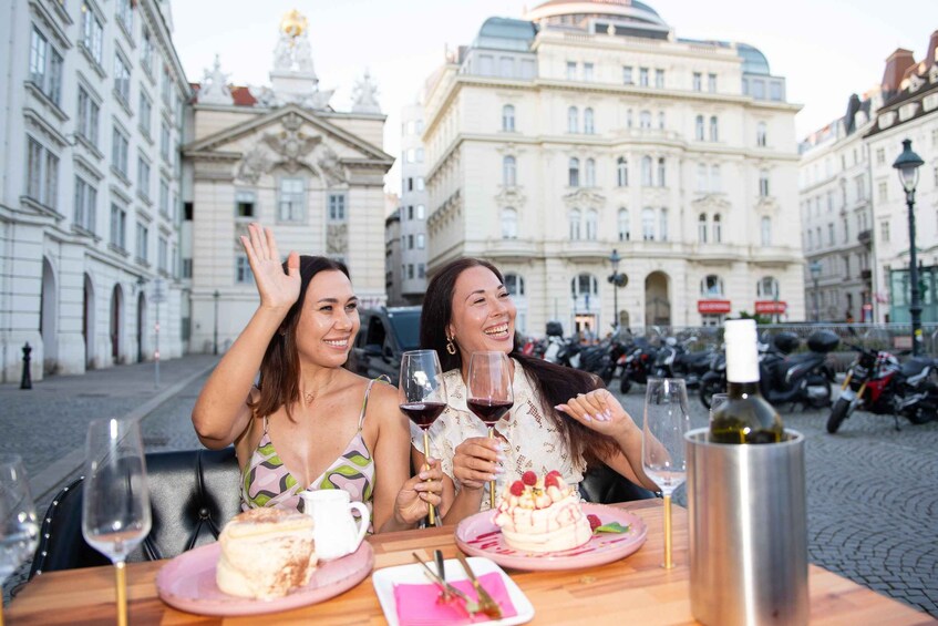 Vienna Candlelight Dinner Experience in a Classic Oldtimer 1