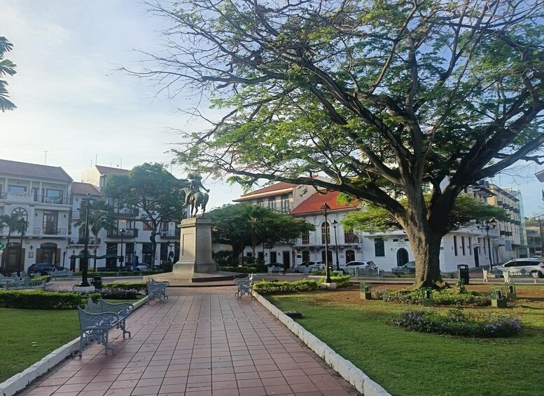 Panama City: Casco Viejo Sunset Walking Tour with Dinner 1