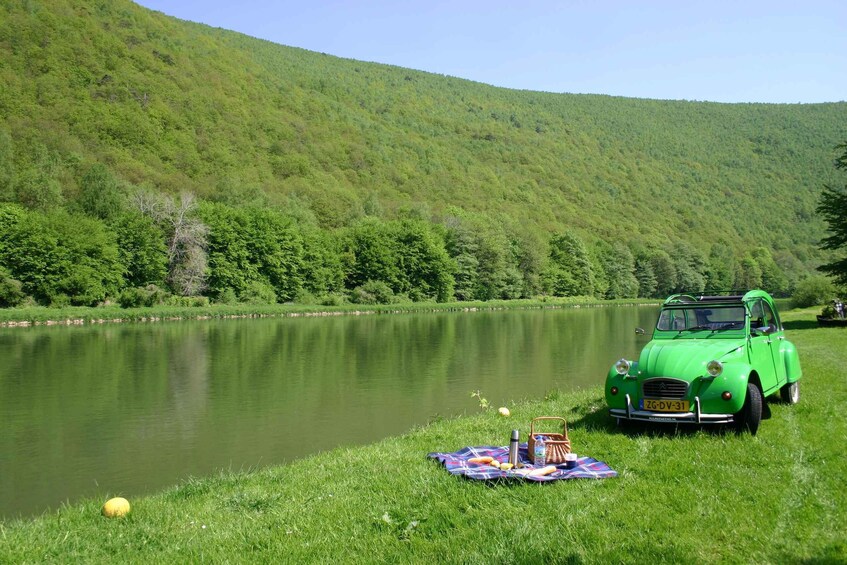 Hoogblokland: Classic Car Rental with Picnic Basket 1