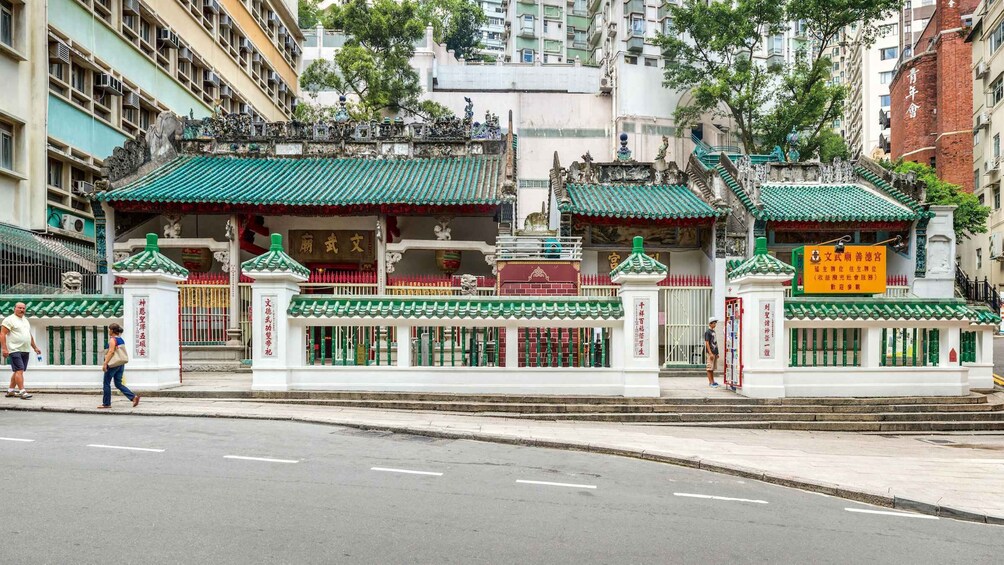 Picture 3 for Activity Hong Kong: Star Ferry, Open-Top Bus & Temple Guided Tour 1