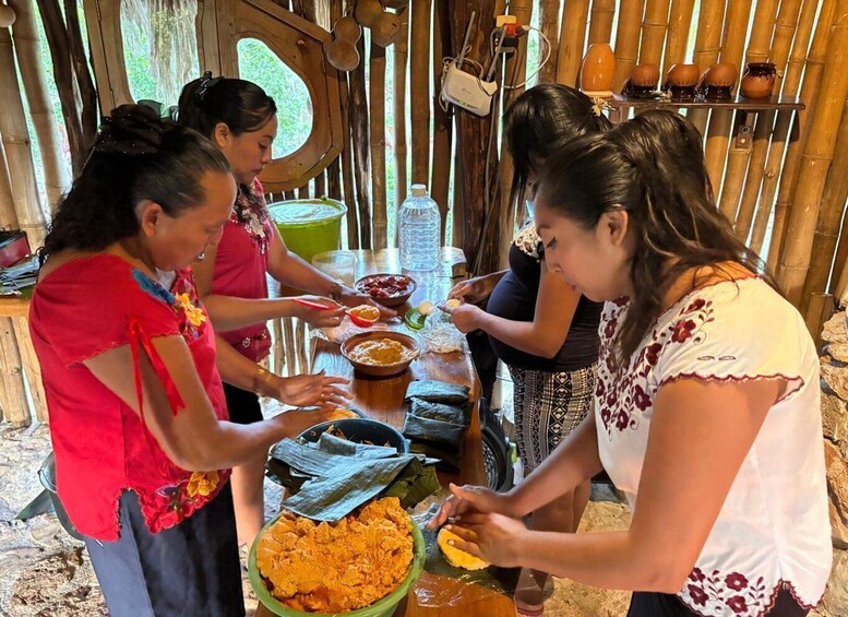 Picture 2 for Activity Mérida: Mayan Cooking Class with Local Cocineras 2