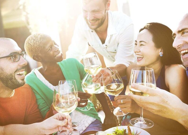 Dusseldorf: Wine Tasting Tour with 3 Glasses of Wine 1