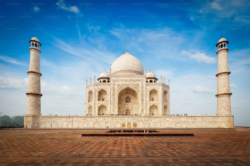 The Taj Mahal with four minarets, a large central dome, and a surrounding garden. 4
