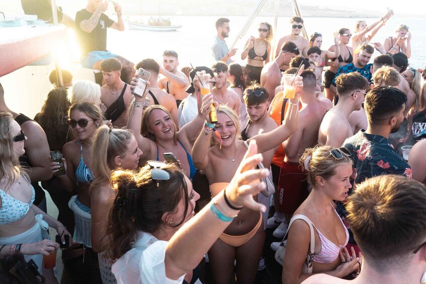 Picture 1 for Activity NYC Latin & Reggaeton Boat with DJs, Views, & Drinks 5