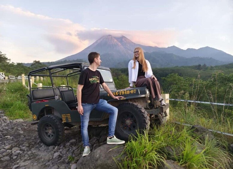 Dos personas en un jeep, con una montaña al fondo. 1