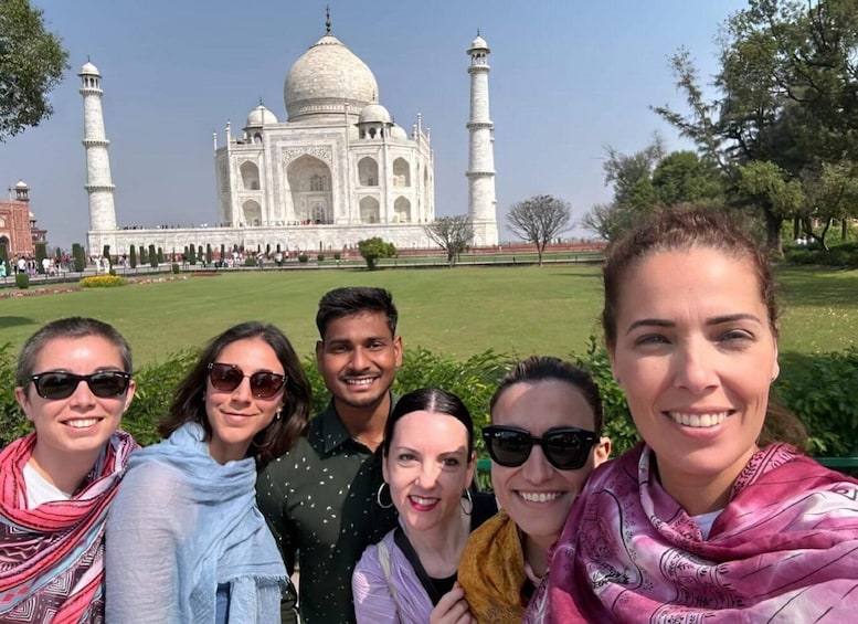 A group of people in front of the Taj Mahal. 1