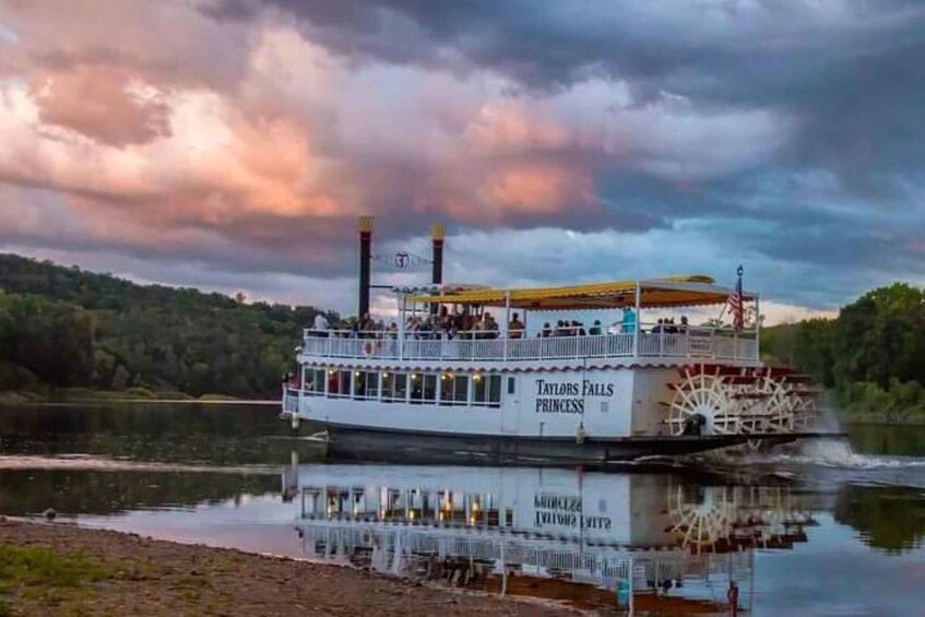 Chisago Lakes: Gray Line Tour with Art Park and River Cruise 1