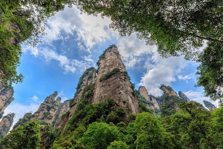 Paesaggio montuoso caratterizzato da imponenti formazioni rocciose e vegetazione verdeggiante. 2
