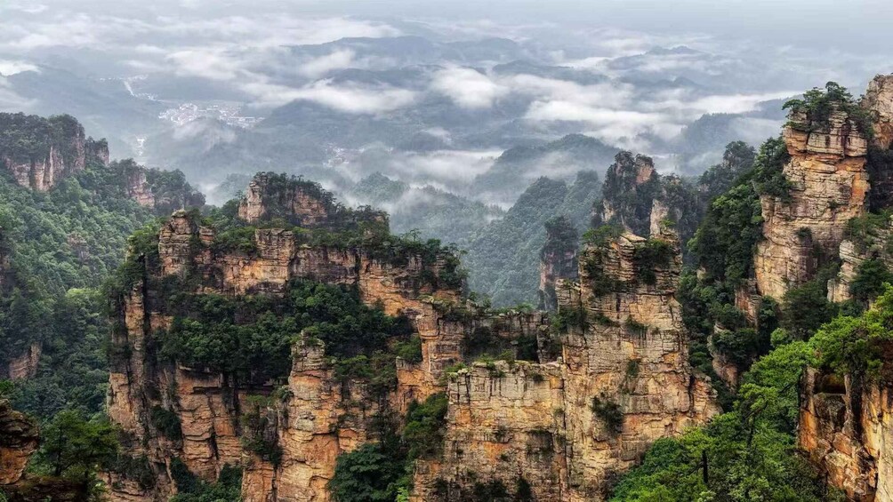 Paesaggio montuoso con formazioni rocciose evidenti e fitta vegetazione. 4