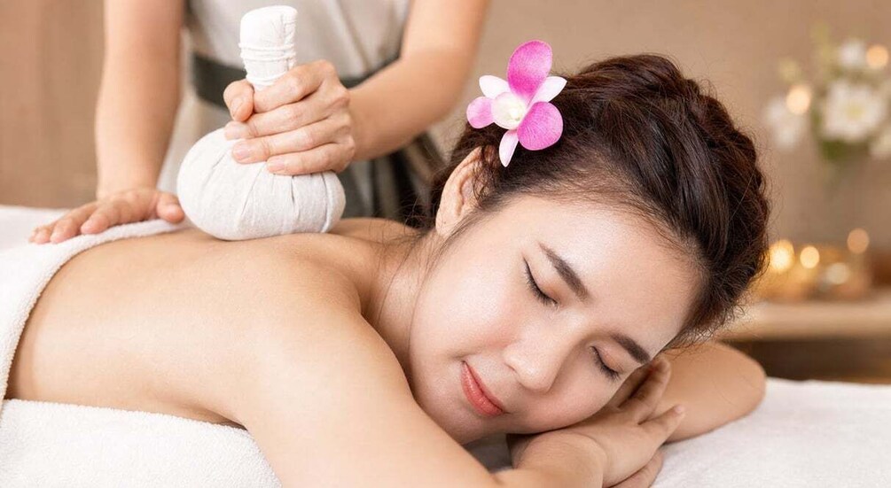 Bangkok: Luxury Spa Shoulder and Back and Head Massage 1