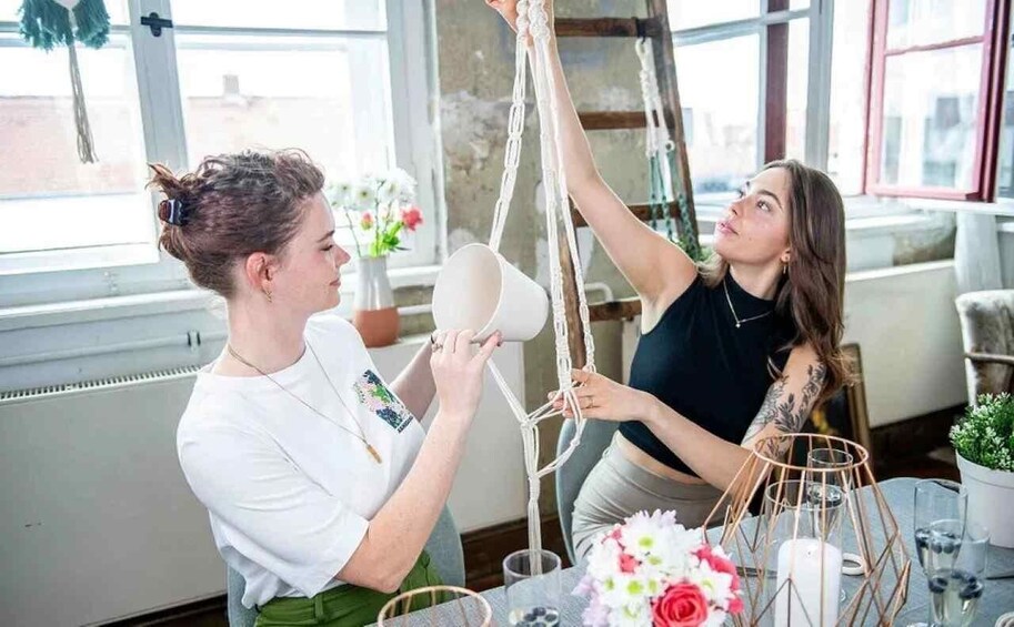 Leipzig: Macrame Plant Hanger or Hanging Shelf Workshop 1