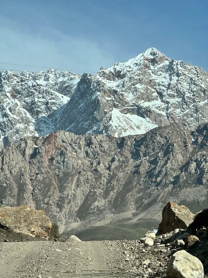 Une montagne enneigée, avec un terrain rocheux, et une vallée en contrebas. 2