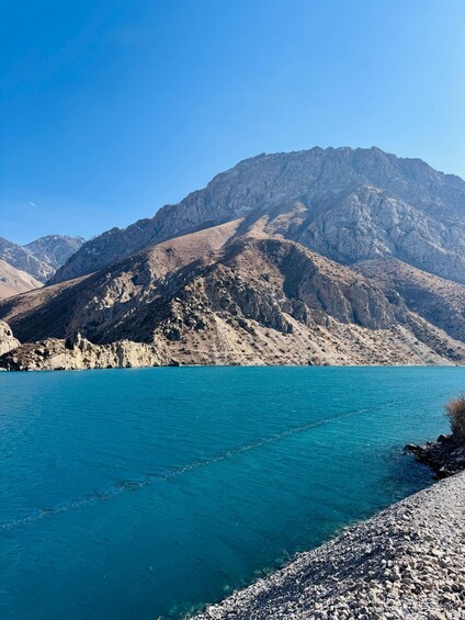 Un lac de montagne à l’eau d’un bleu limpide, entouré d’un paysage rocheux. 4
