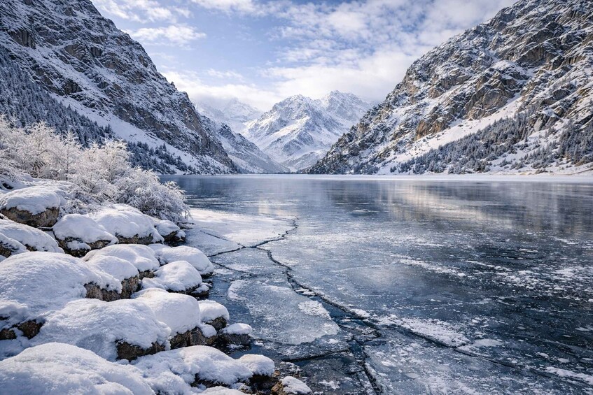 Un lac gelé, entouré de montagnes enneigées. 1