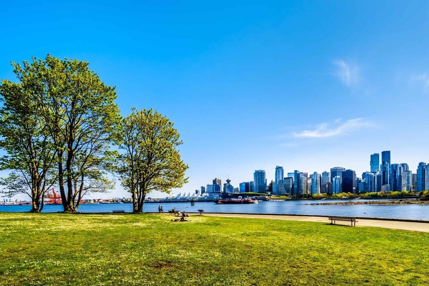 Picture 10 for Activity Vancouver Lookout Private Tour with Skip-the-line Tickets 4