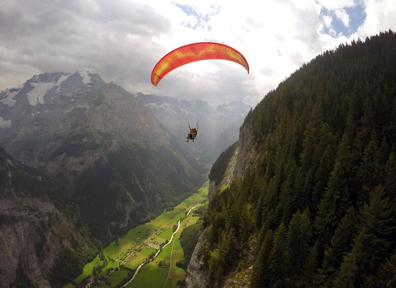 Lauterbrunnen: Mürren Hike & Paragliding Experience 1
