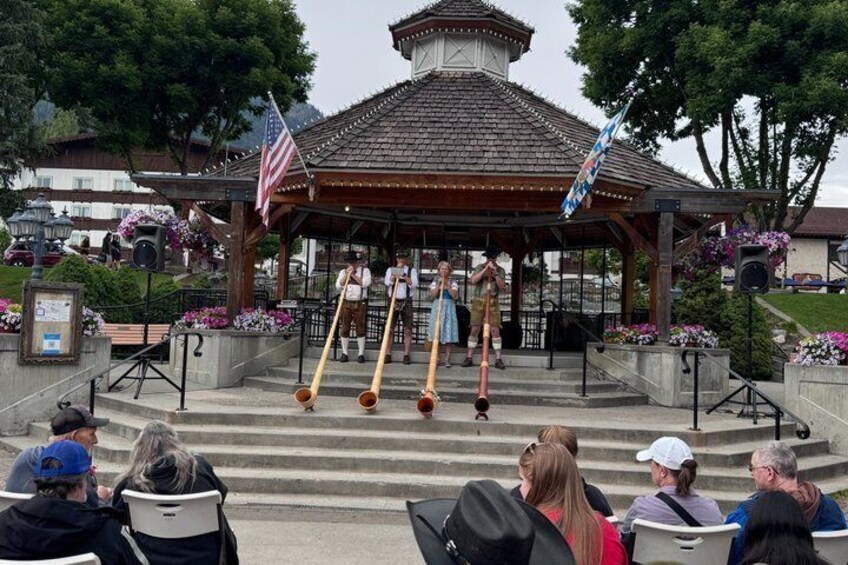Leavenworth Day Trip from Seattle with Scenic Cascade Mountains 4