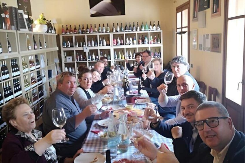 Pozzolengo Tasting 3 glasses of wine with cutting board 1